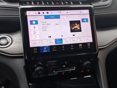 Used 2023 Jeep Grand Cherokee Limited w/ Black Appearance Package image 9