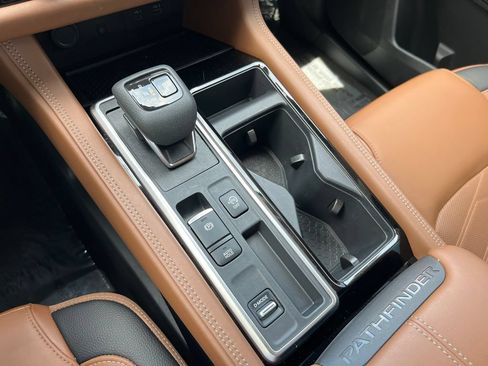 Used 2025 Nissan Pathfinder Platinum FWD image 28