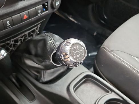 Used 2016 Jeep Wrangler Unlimited Sahara w/ Connectivity Group AWD/4WD image 14