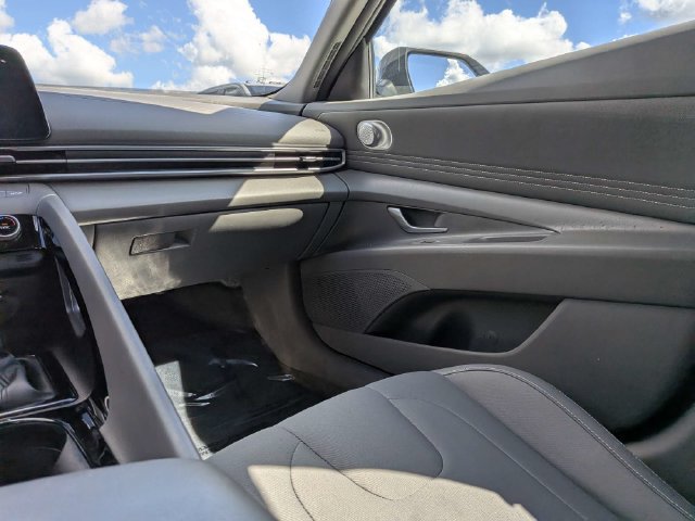 Used 2023 Hyundai Elantra SEL w/ Convenience Package FWD image 16