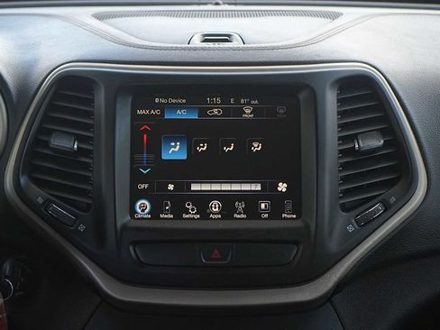 Used 2017 Jeep Cherokee Latitude w/ Comfort & Sound Group FWD image 19
