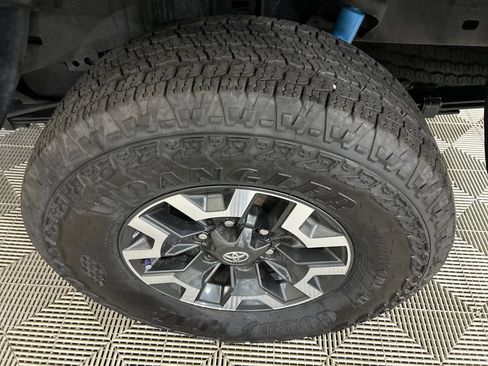 Used 2023 Toyota Tacoma TRD Off-Road w/ Technology Package AWD/4WD image 13