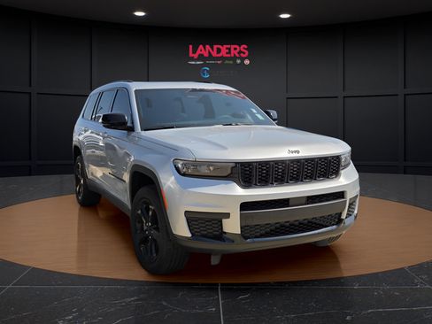 Used 2023 Jeep Grand Cherokee L Laredo RWD image 3