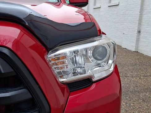 Certified 2018 Toyota Tacoma SR w/ SR Convenience Package image 9