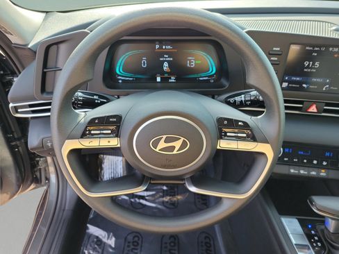 Used 2025 Hyundai Elantra Blue image 16