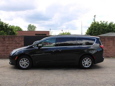 Used 2021 Chrysler Voyager Lxi FWD image 2