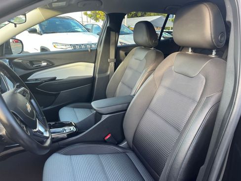 Used 2025 Chevrolet Trax LT w/ LT Convenience Package image 37