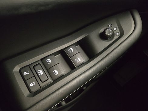 Used 2023 Jeep Grand Cherokee Limited w/ Black Appearance Package AWD/4WD image 30