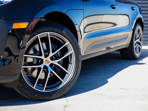 Certified 2026 Porsche Macan AWD/4WD image 12