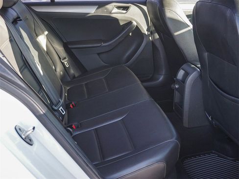 Used 2017 Volkswagen Jetta SE image 13