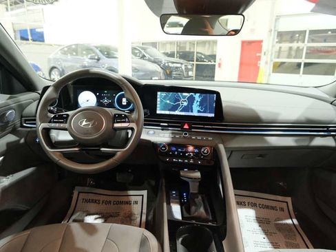 Used 2025 Hyundai Elantra SEL image 25