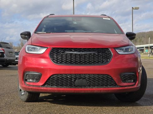 New 2026 Chrysler Pacifica Limited image 9