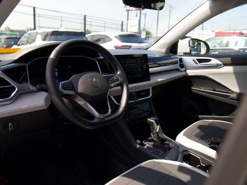 Used 2025 Volkswagen Taos SE w/ Panoramic Sunroof Package FWD image 13