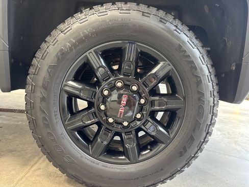 Used 2025 GMC Sierra 2500 AT4 w/ AT4 Preferred Package image 14