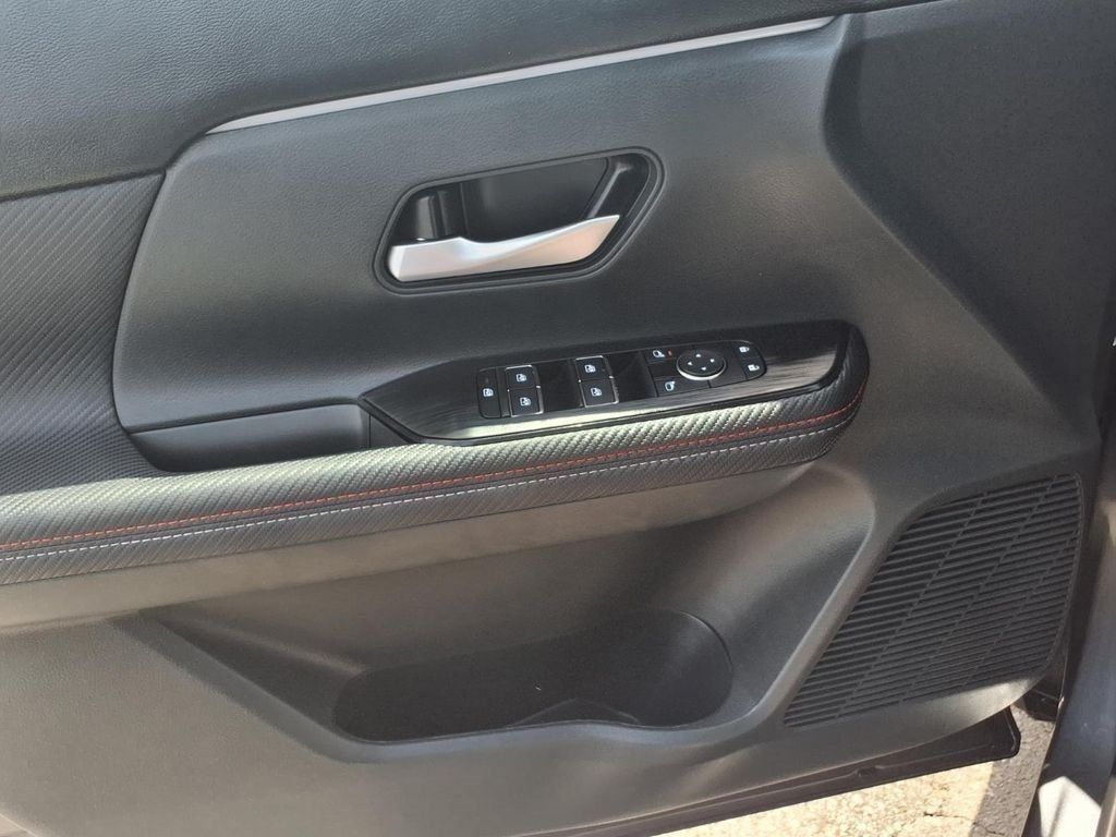 Used 2025 Nissan Kicks SR FWD image 16