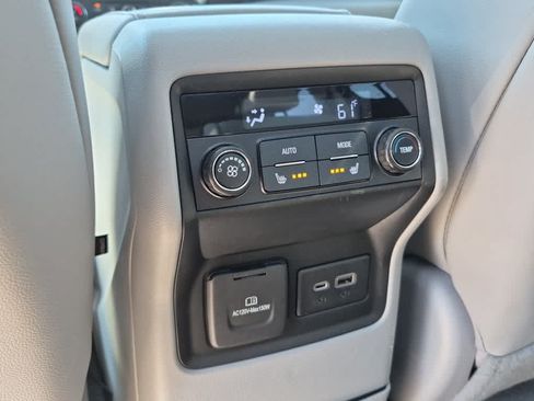 Used 2021 GMC Acadia SLT w/ Technology Package FWD image 11