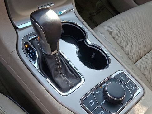 Used 2017 Jeep Grand Cherokee Overland image 15