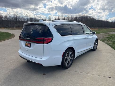 Used 2022 Chrysler Pacifica Pinnacle FWD image 9