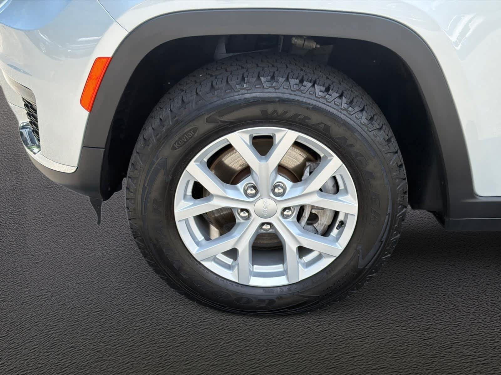 Used 2023 Jeep Grand Cherokee L Limited w/ Trailer Tow Group (B) AWD/4WD image 10
