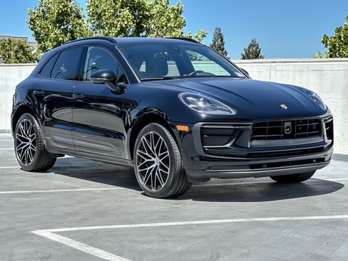Used 2023 Porsche Macan AWD/4WD image 10