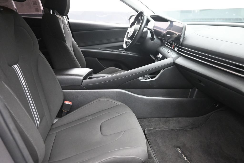 Used 2023 Hyundai Elantra SEL w/ Convenience Package FWD image 9