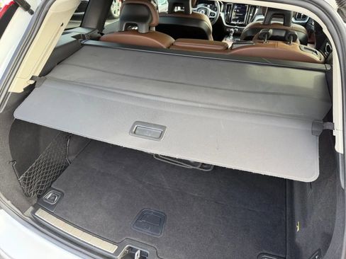 Used 2018 Volvo XC60 T6 Momentum w/ Convenience Package image 21