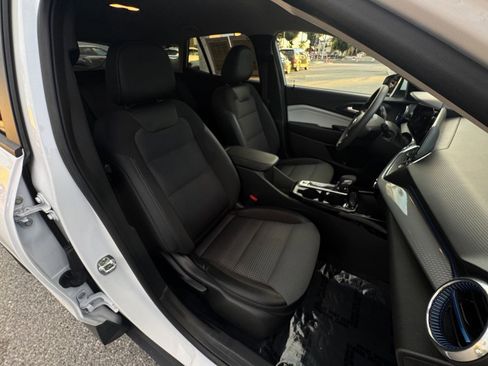 Used 2025 Chevrolet Trax LT image 35