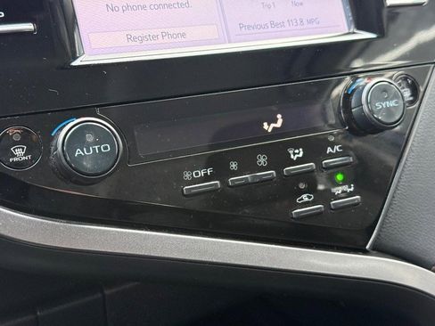 Used 2019 Toyota Camry LE image 29