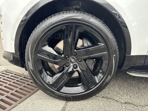 New 2025 Land Rover Discovery Dynamic SE image 8