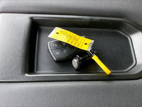 Used 2025 GMC Sierra 1500 SLT image 13