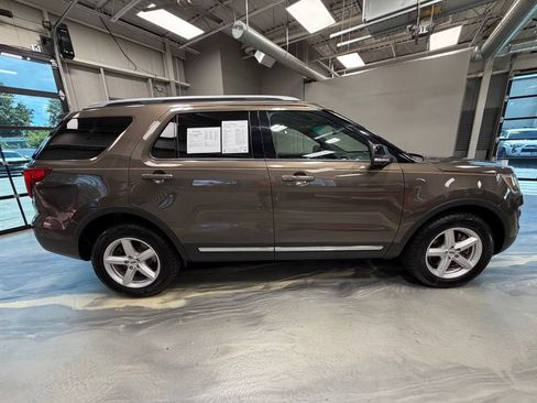 Used 2016 Ford Explorer XLT w/ Equipment Group 202A AWD/4WD image 29