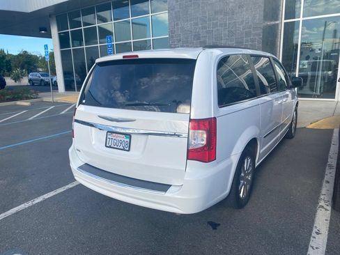 Used 2014 Chrysler Town & Country Touring FWD image 4