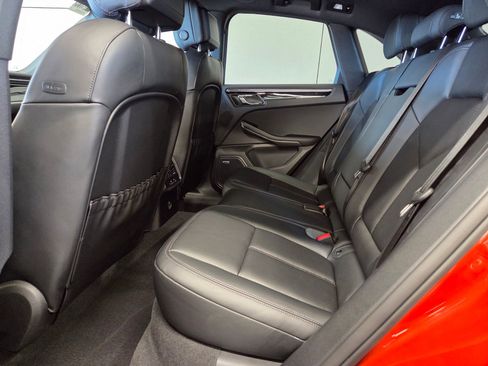 Certified 2025 Porsche Macan image 11