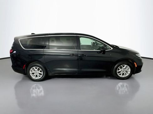 Used 2023 Chrysler Pacifica Touring-L FWD image 8