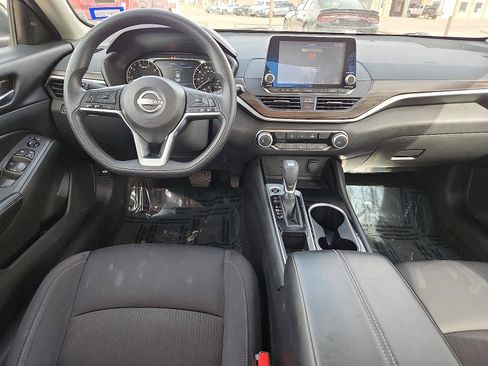 Used 2024 Nissan Altima 2.5 SV image 10