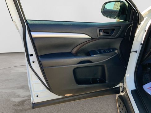 Used 2017 Toyota Highlander Plus FWD image 32