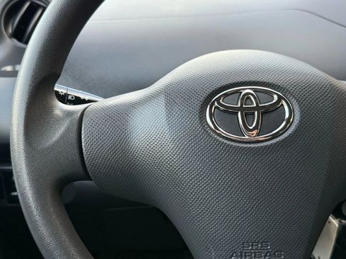 Used 2010 Toyota Yaris 4-Door Hatchback image 23