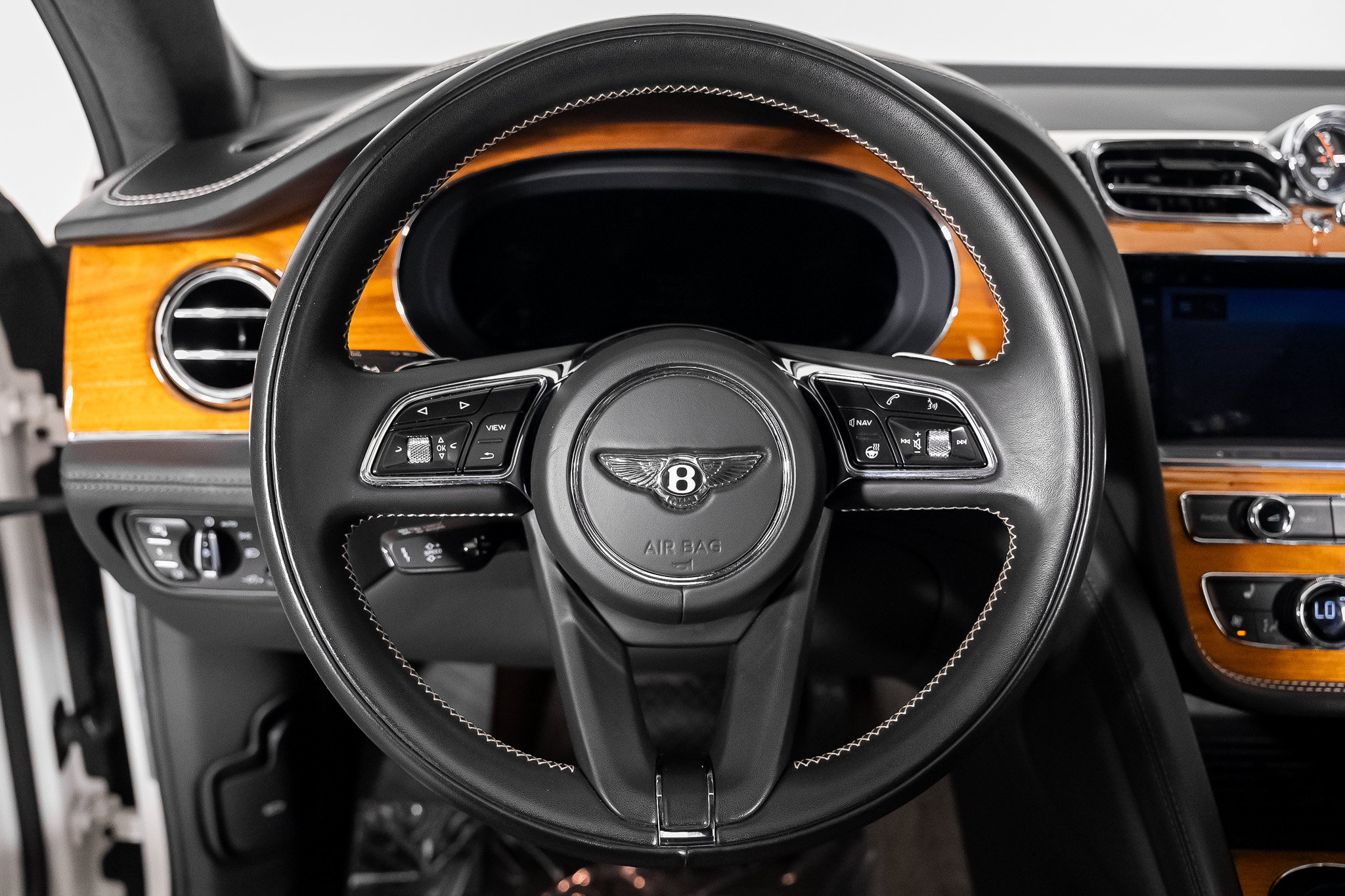 Used 2022 Bentley Bentayga AWD/4WD image 42