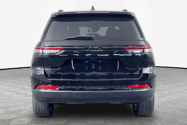 Used 2023 Jeep Grand Cherokee Altitude AWD/4WD image 5