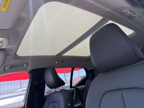 Used 2025 Volvo XC40 B5 Plus AWD/4WD image 8