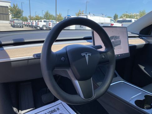 Used 2024 Tesla Model Y Long Range AWD/4WD image 18