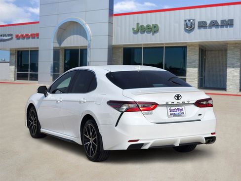Used 2023 Toyota Camry SE FWD image 4