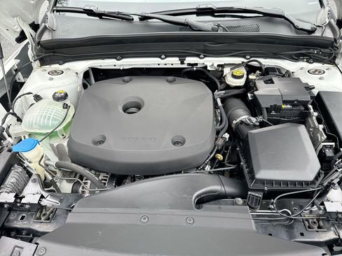 Used 2021 Volvo XC40 T5 R-Design w/ Advanced Package image 18