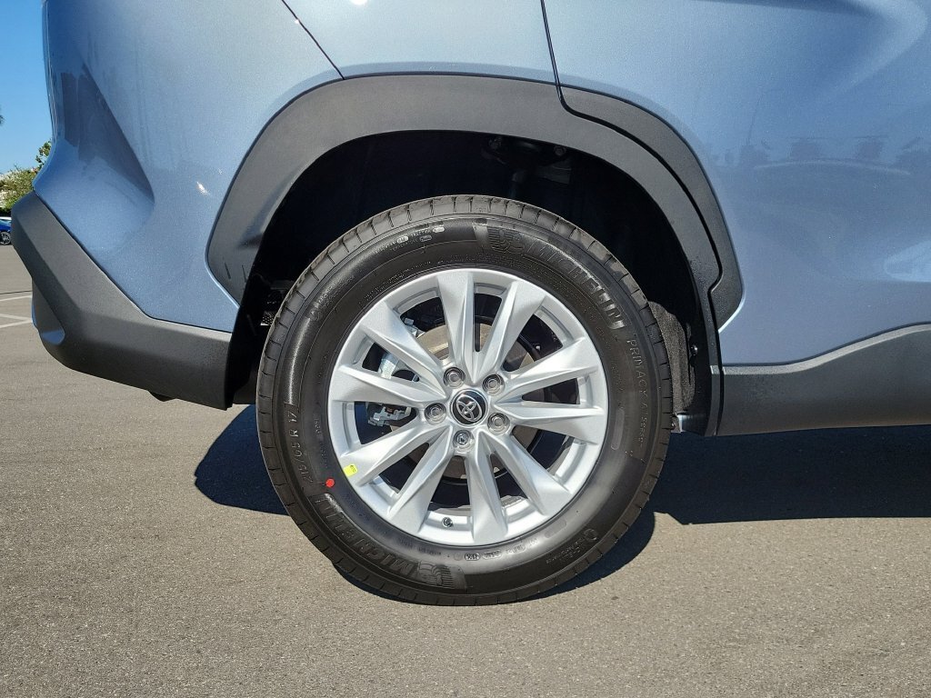 New 2026 Toyota Corolla Cross LE w/ Moonroof Package FWD image 5