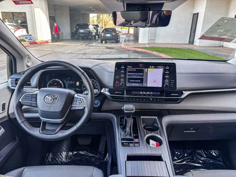 Used 2024 Toyota Sienna Limited image 15