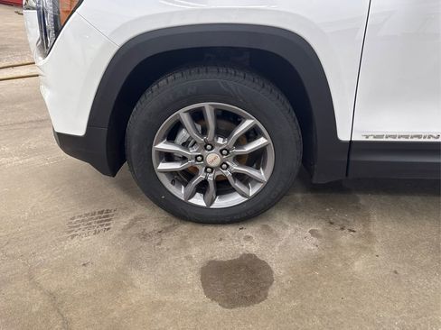Used 2024 GMC Terrain SLT image 12