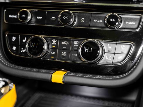 Used 2024 Bentley Bentayga Azure V8 image 40