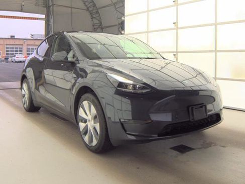 Used 2024 Tesla Model Y Long Range RWD image 5