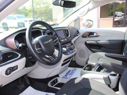 Used 2019 Chrysler Pacifica Touring Plus w/ Tire & Wheel Group FWD image 13