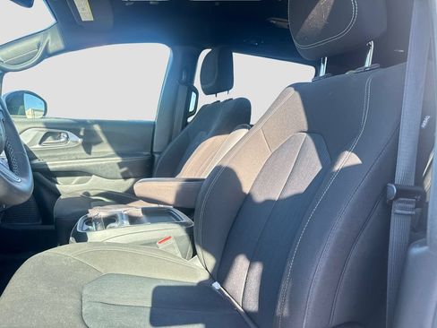 Used 2023 Chrysler Pacifica Touring FWD image 11